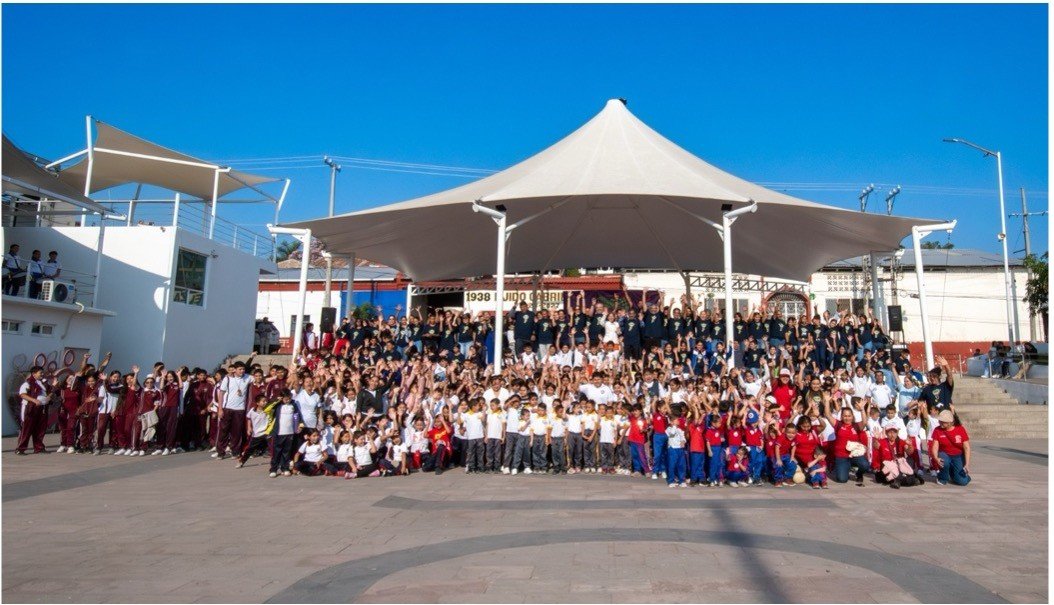 La explanada municipal de Lombardía llena durante la feria
